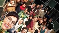 بازیگر زن زیر آسمان شهر در کنار هنرمندان معروف+عکس