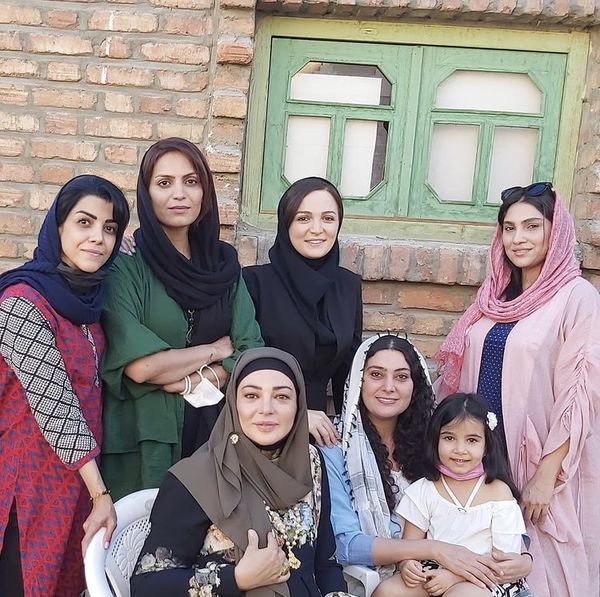 رزیتا غفاری در جمع دوستان جدیدش + عکس