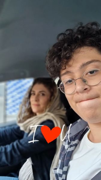 ویشکا آسایش و پسر مو فرفری اش در ماشین + عکس