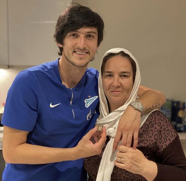 سردار آزمون و مادرش در خانه + عکس