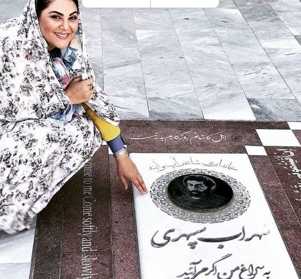 لاله اسکندری با چادر بر سر مزار سهراب سپهری + عکس