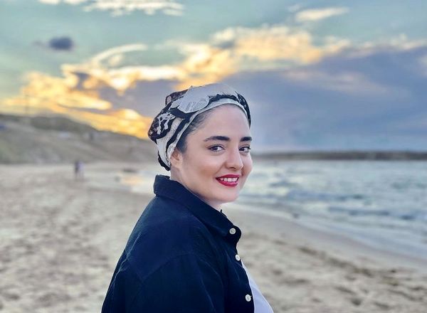 عکس جدید نرگس محمدی در کنار دریا