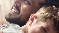 بی تابی های پسر مجری مشهور + عکس