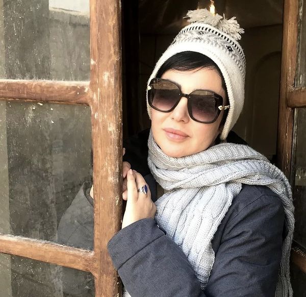 رزیتا غفاری با شال و کلاه زمستانی + عکس