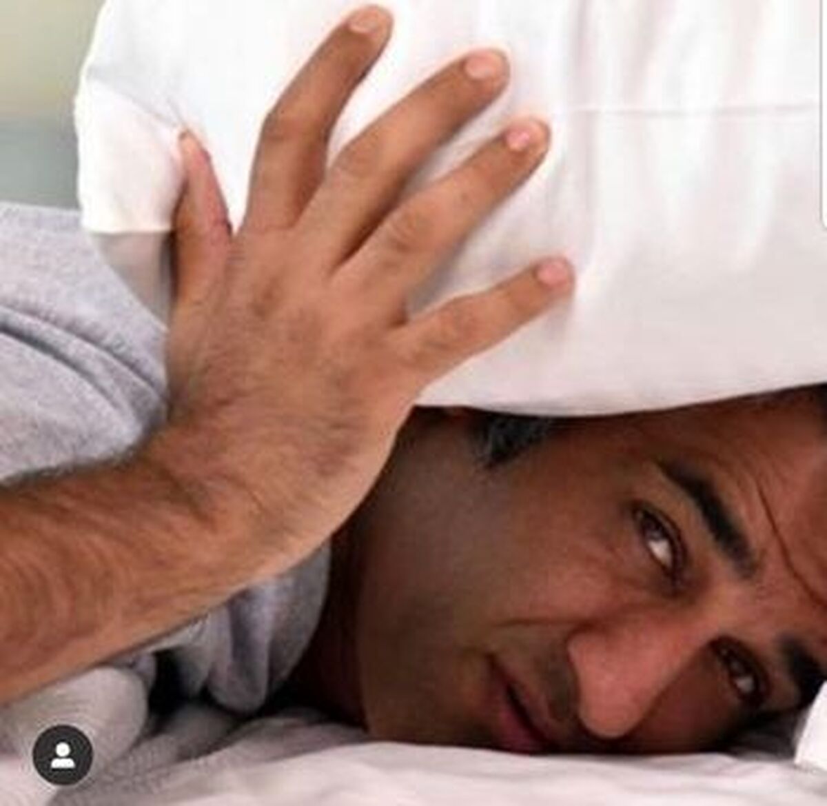 عکس سر صبحی پژمان جمشیدی در رختخواب 