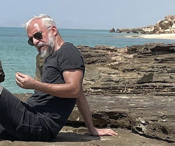 کاظم سیاحی در کنار دریا + عکس