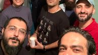 سلفی بازیگر کرگدن با دوستانش + عکس