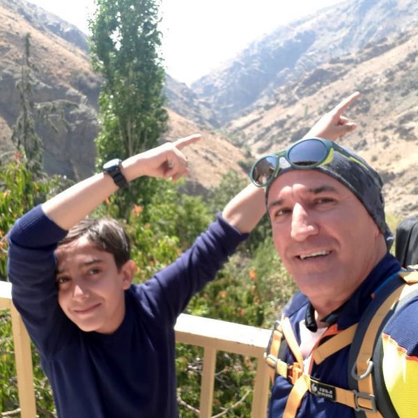 صالح آقا میرزایی با پسرش بالای کوه + عکس