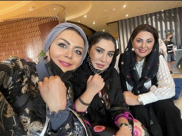 سلفی شبنم فرشادجو با دوستانش + عکس