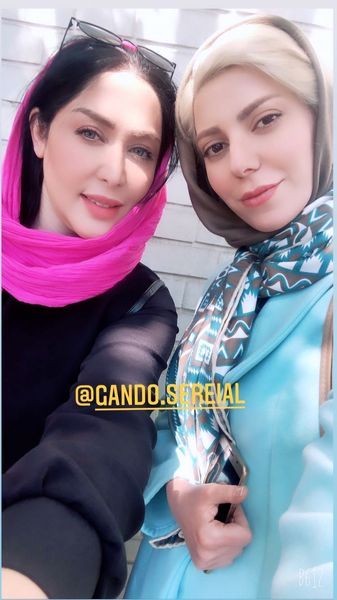 سلفی سارا منجزی پور با دوستش + عکس