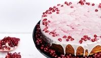 طرز تهیه کیک انار برای شب یلدا با چند دستور مختلف