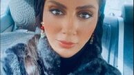 مونا فرجاد در خودروی لوکسش