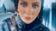 مونا فرجاد در خودروی لوکسش