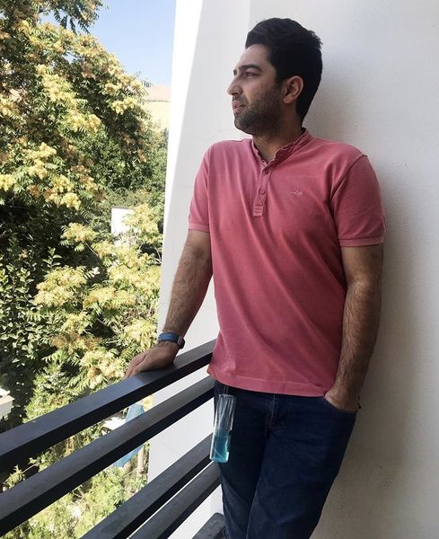 علی سخنگو در خانه اش + عکس