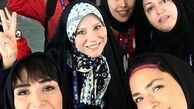 عکس با حجاب کامل سحر دولتشاهی میان بازیگران در سن دبیرستان