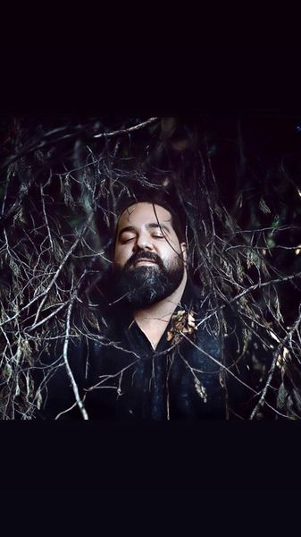 گیر افتادن رضا صادقی در میان شاخ و برگ‌ + عکس