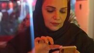 الهام پاوه نژاد در حال زیر و رو کردن عکس هایش