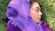 چرت زدن دیبا زاهدی روی چمن ها + عکس