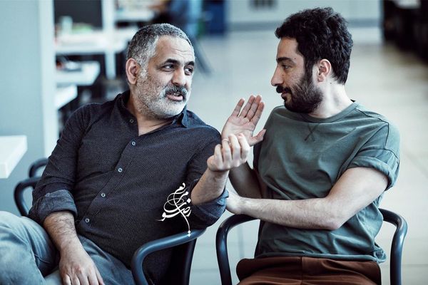 نوید محمدزاده و مانی حقیقی در حال بحث + عکس