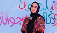 عکسی زیبا از سوگل طهماسبی با لباس زنانه جذاب و خوش رنگ