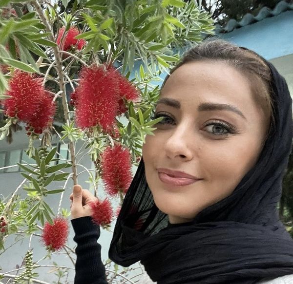 سلفی نفیسه روشن با گلهایی عجیب + عکس