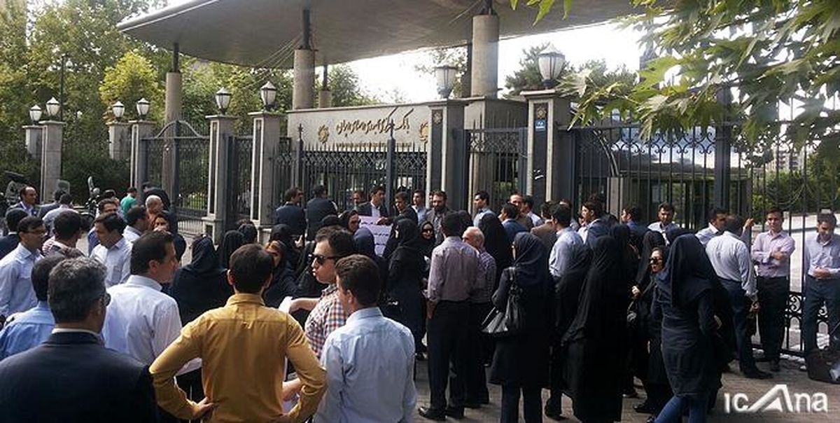 تجمع مال باختگان موسسات اعتباری و بازنشستگان لشکری و کشوری مقابل مجلس