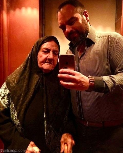 سلفی شهرام قائدی در کنار مادرش + عکس