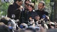 فریبرز عرب‌نیا و فرزندش در مراسم تشییع پیکر عسل بدیعی