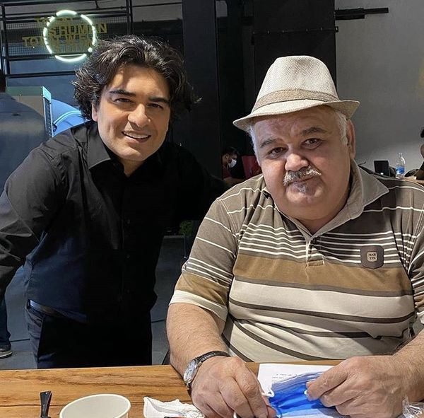 تیپ متفاوت اکبر عبدی در کنار سامان احتشامی + عکس