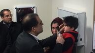 معاینه چشمان پسر ۴ ساله البرزی توسط وزیر بهداشت