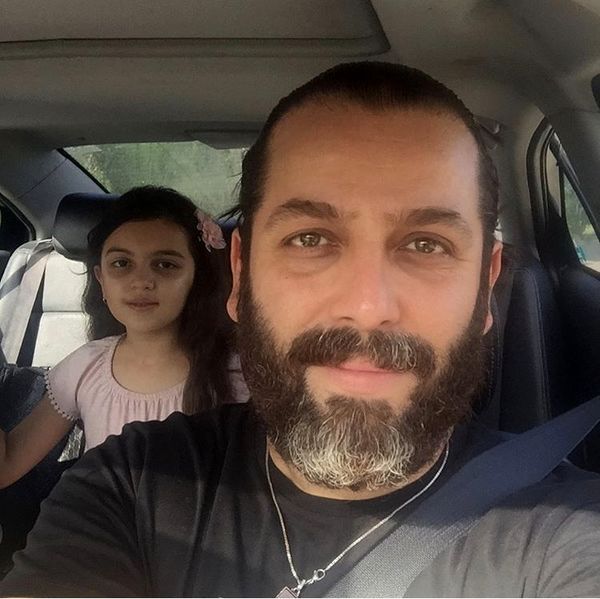سلفی امیررضا دلاوری و دخترش در ماشین + عکس