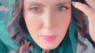 سلفی لیلا بلوکات در ماشین با موهای فر + عکس