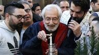 بوسه بازیگر پیشکسوت بر دستان جمشید مشایخی
