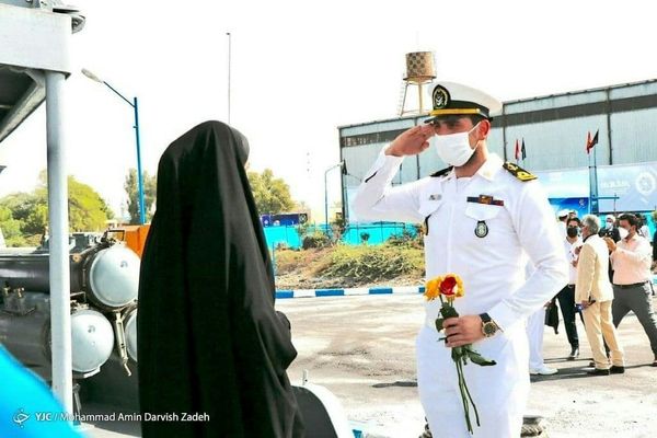  تصویری زیبا از احترام نظامی یکی از اعضای ناو ۷۵ ارتش به همسر خود !