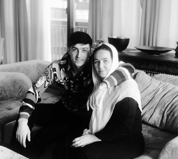 سردار آزمون در آغوش مادرش + عکس