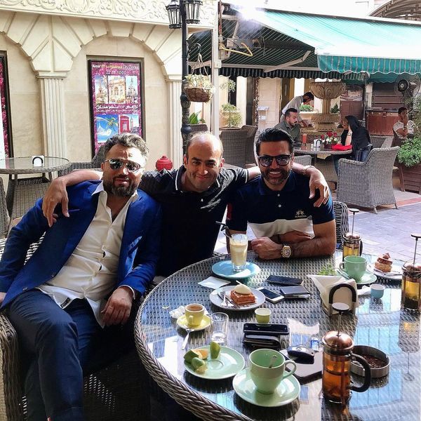علیرضا نیکبخت و دوستانش در یک کافه + عکس