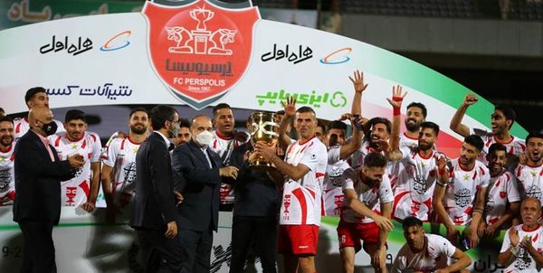  وزیر ورزش جام قهرمانی را به پرسپولیسی‌ها اهدا کرد 