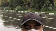 قدم‌زدن آقای بازیگر در هوای بارانی + عکس