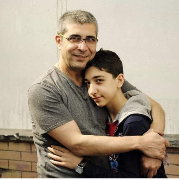 امیر غفارمنش و‌ پسرش در آغوش هم + عکس