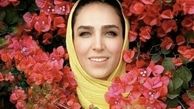 خانم بازیگر غرق در گلها + عکی